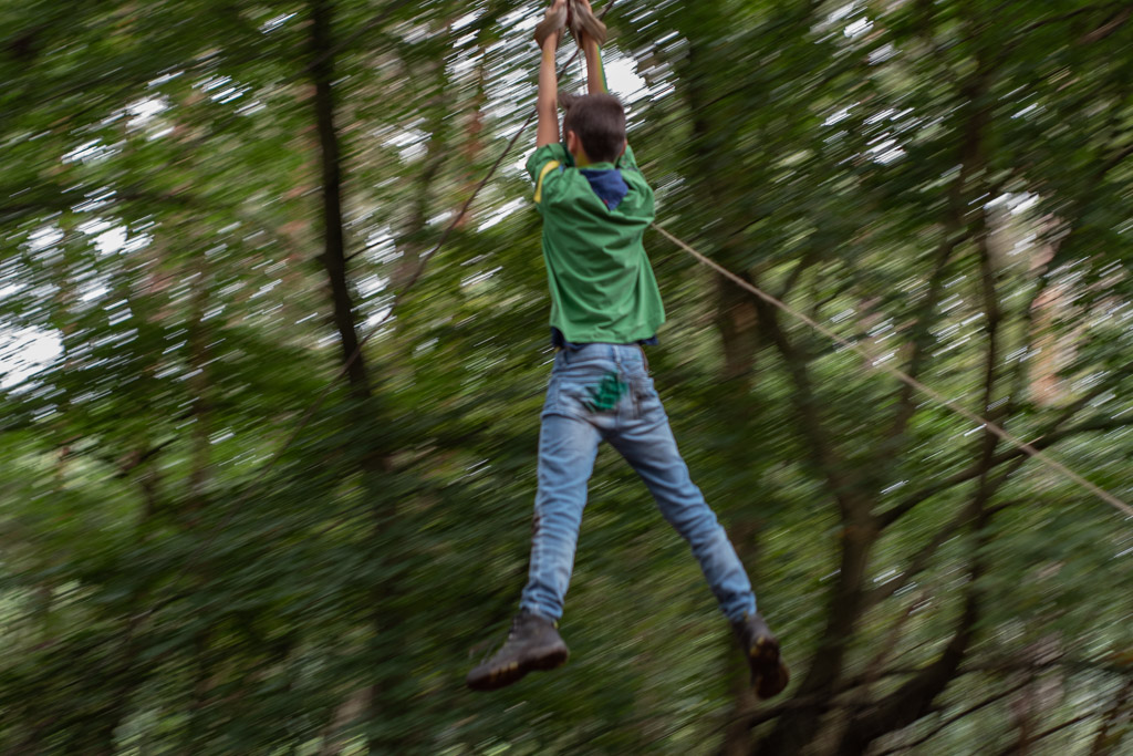 Een welp heeft plezier in Ede