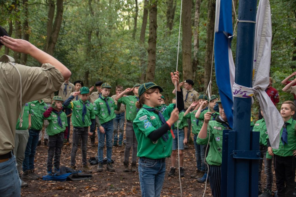 Welpen hijsen de vlag 