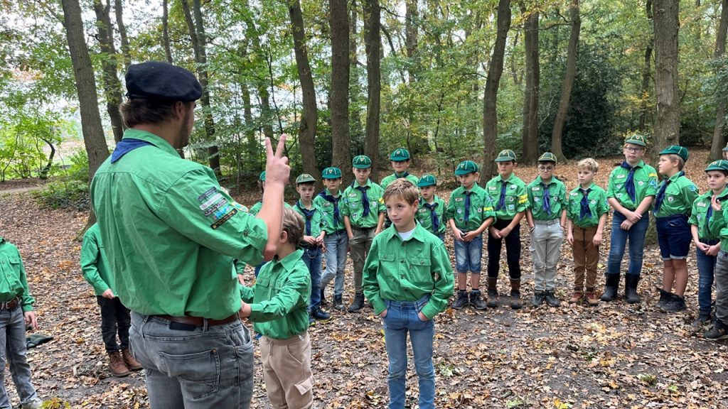 Een welp wordt geinstalleerd